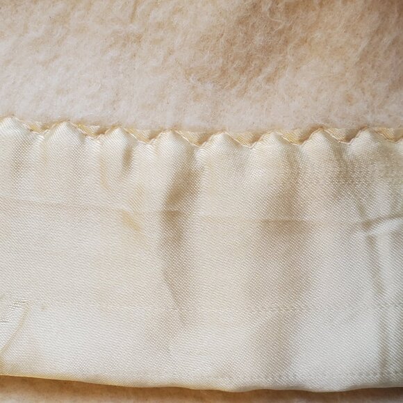 Vintage 100% Acrylic Blanket Full Double Satin Trim 85" x 87" White Ivory Soft - Picture 4 of 8